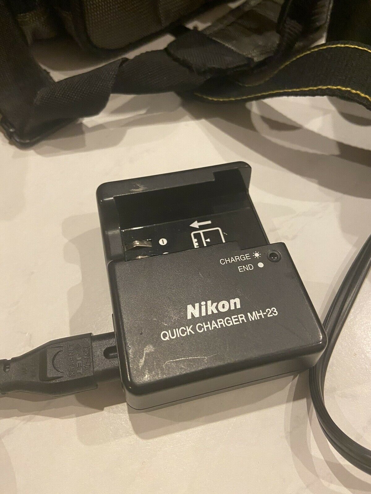 Nikon D3000 10.2 MP Digital SLR Camera (AF-S DX VR) & 18-55mm Lens w/ Bag