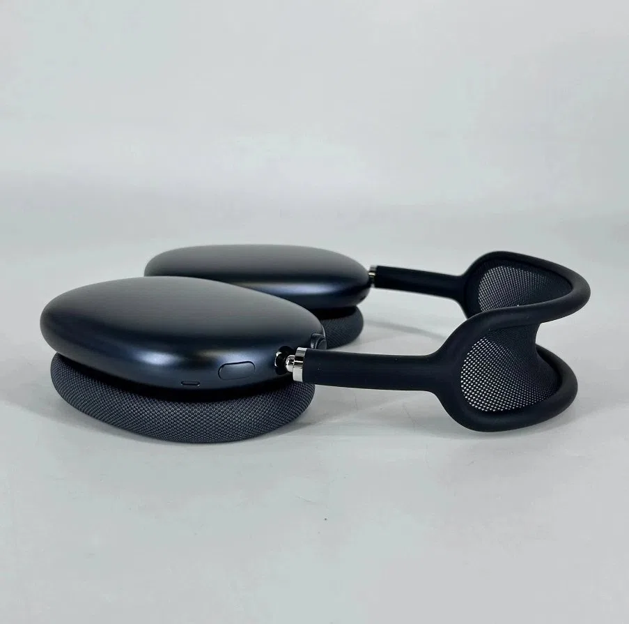 Midnight AirPods Max 2 With USB-C